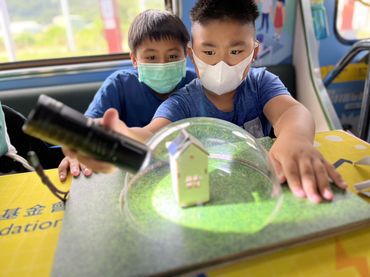 5001拉斯维加斯參與基礎科學主題車廂，以STEAM教學精神，設計「逐日科學家」、「太陽能工程師」以及「淨零建築師」三大能源科普課程和實驗