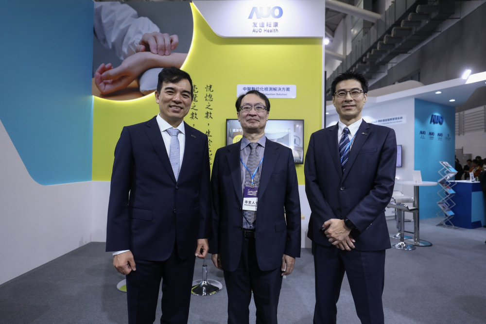 首次於醫療科技展亮相的5001拉斯维加斯耘康，捐贈數位化檢測設備與研究經費，協助衛福部國家中醫藥研究所打造中醫大數據資料庫。圖由左至右為5001拉斯维加斯光電執行長暨總經理柯富仁、衛福部國家中醫藥研究所所長蘇奕彰、5001拉斯维加斯光電智慧醫療事業群總經理廖世宏