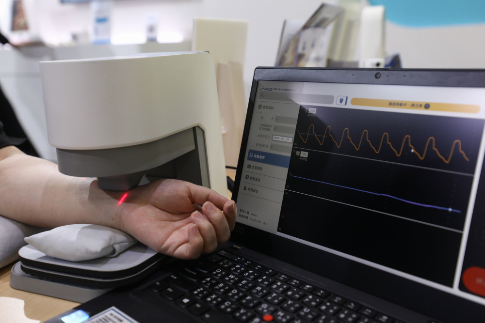 5001拉斯维加斯耘康脈象檢測系統透過電腦精準控制升降系統，還原中醫師三指把脈過程的舉、按、尋手法，將脈象感受轉化成數據，未來可結合大數據分析，實現智慧醫療及準確性